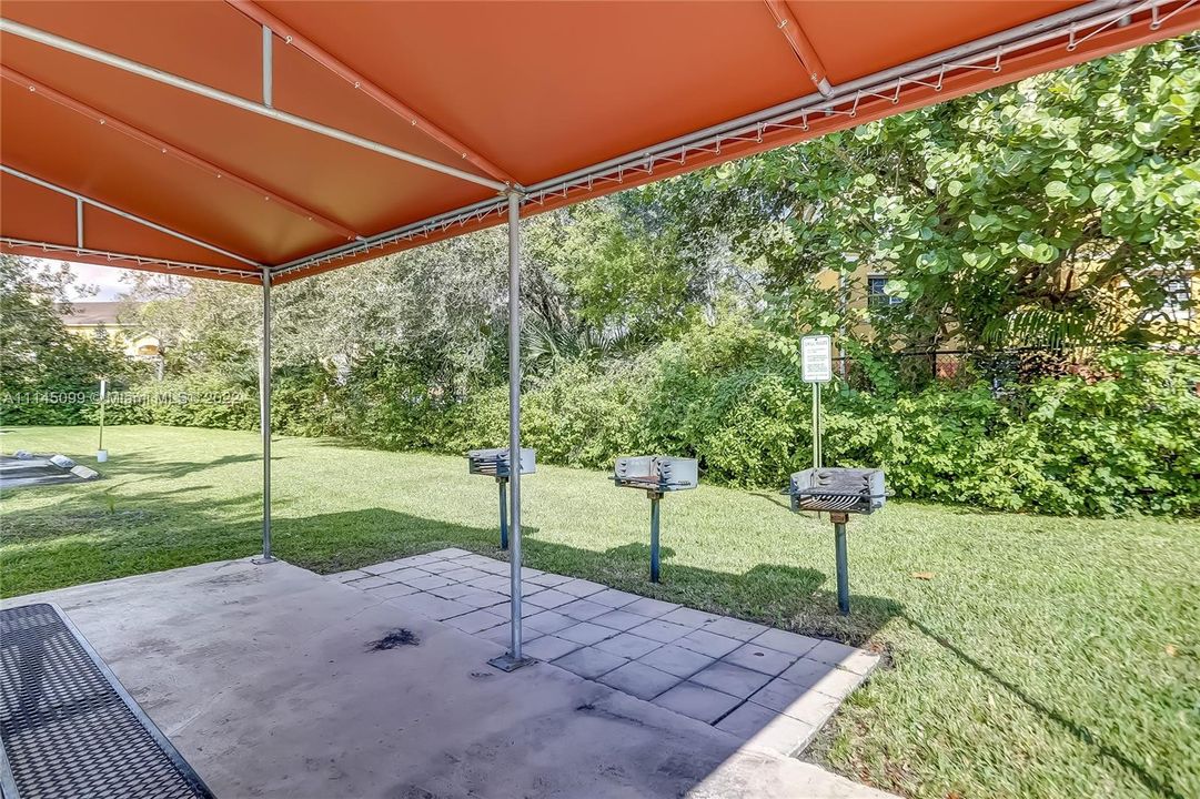 最近售出: $199,900 (1 贝兹, 1 浴室, 682 平方英尺)