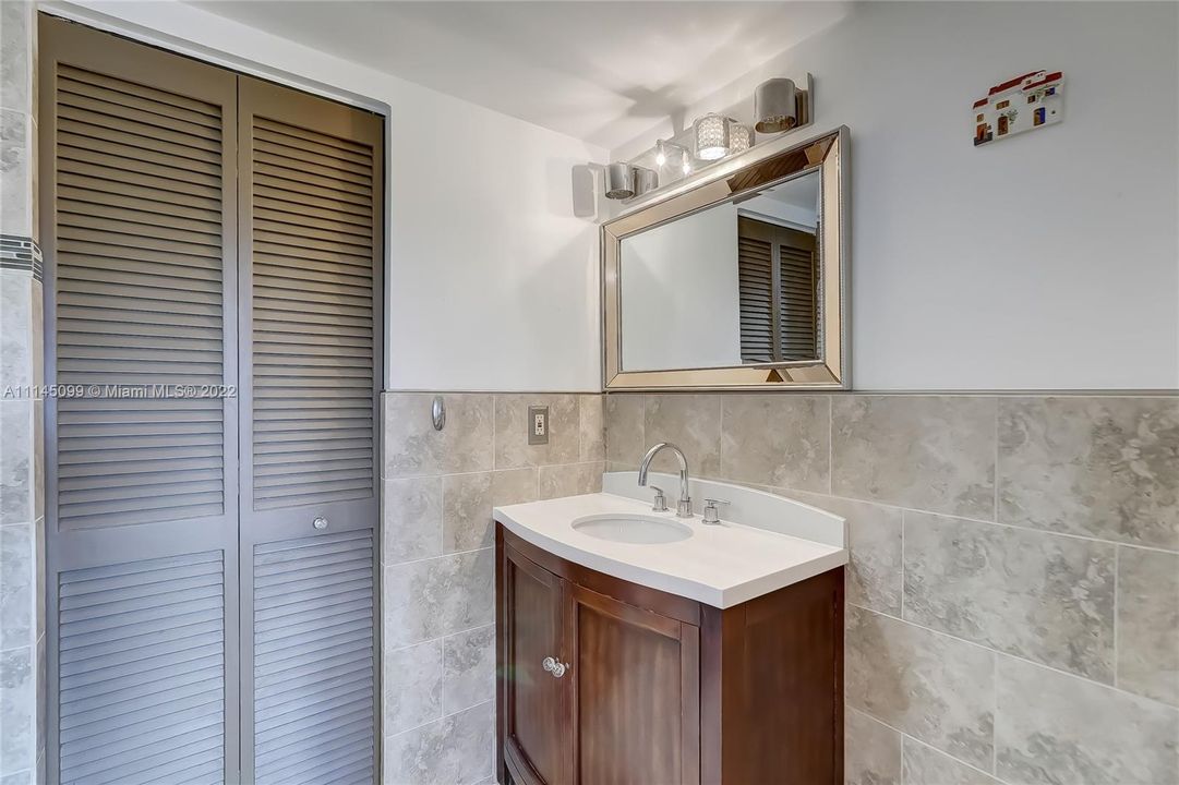 最近售出: $199,900 (1 贝兹, 1 浴室, 682 平方英尺)