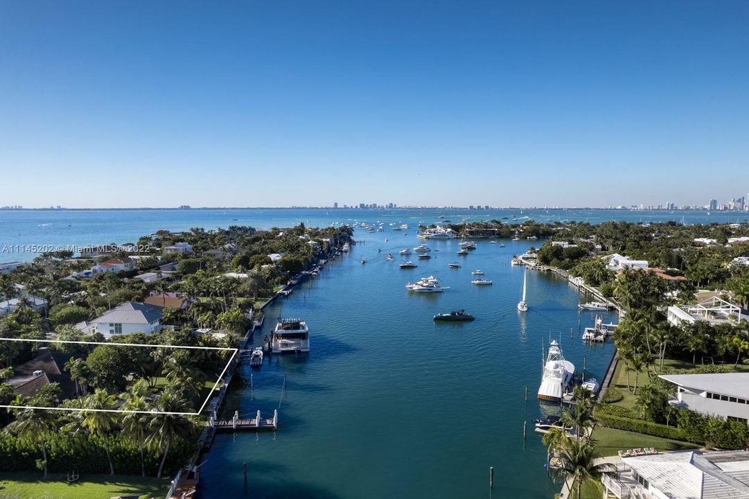 Recently Sold: $12,500,000 (3 beds, 3 baths, 4510 Square Feet)