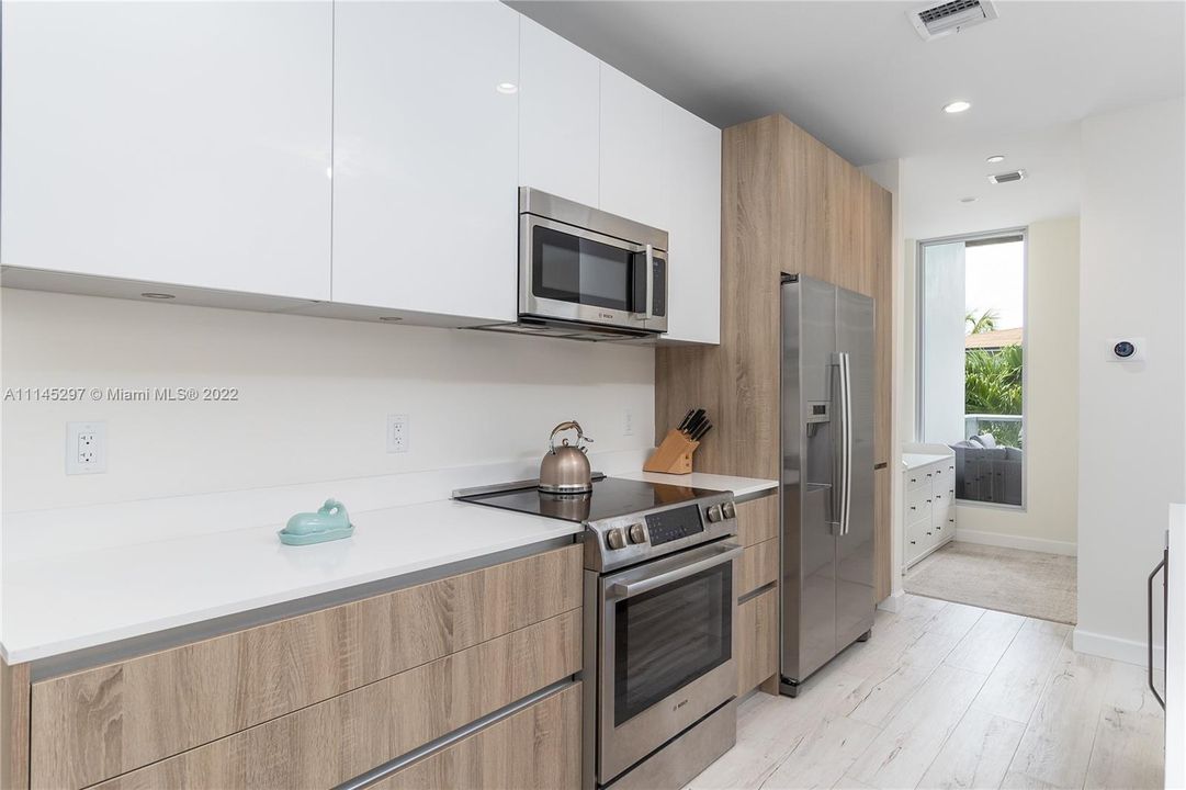 Recently Sold: $895,000 (3 beds, 3 baths, 1527 Square Feet)