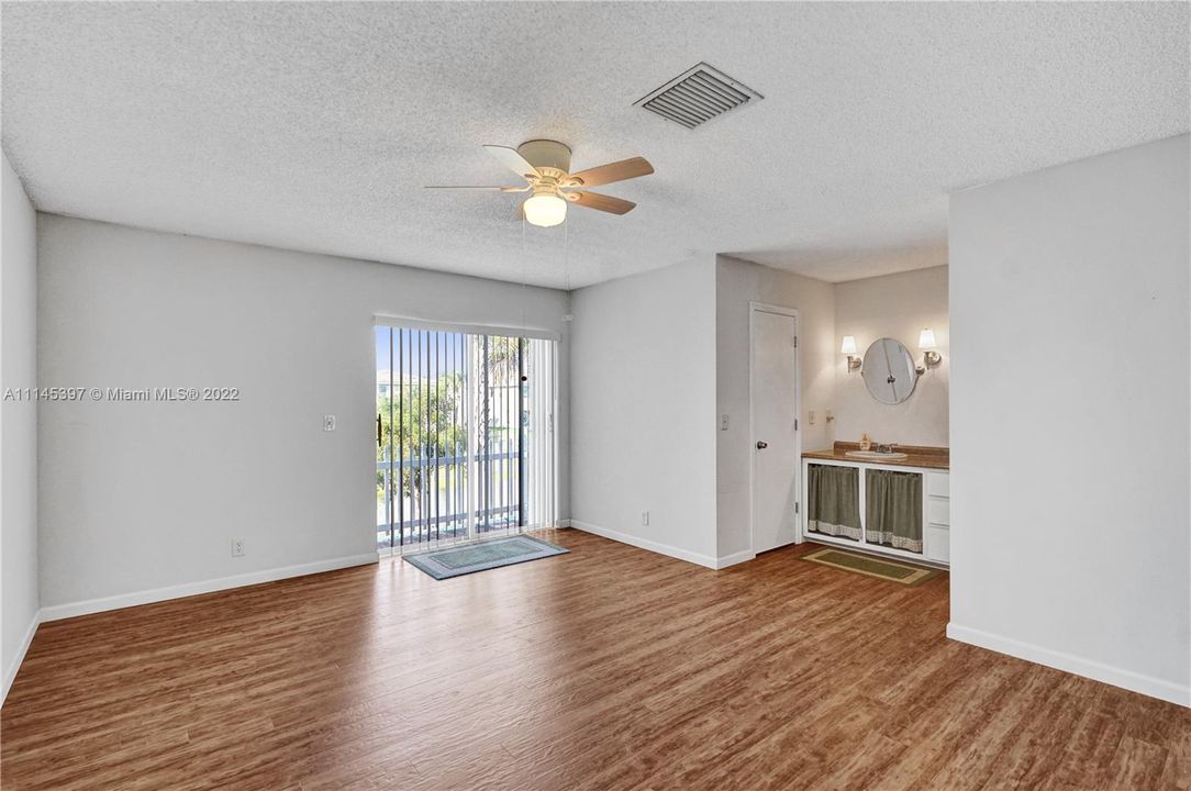 Recently Sold: $275,000 (3 beds, 2 baths, 1497 Square Feet)