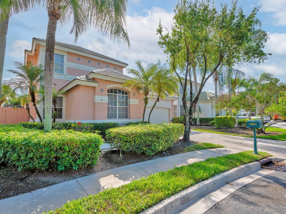 Recently Sold: $697,000 (4 beds, 3 baths, 3098 Square Feet)