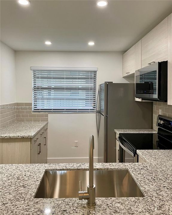 Recently Rented: $1,600 (1 beds, 1 baths, 787 Square Feet)