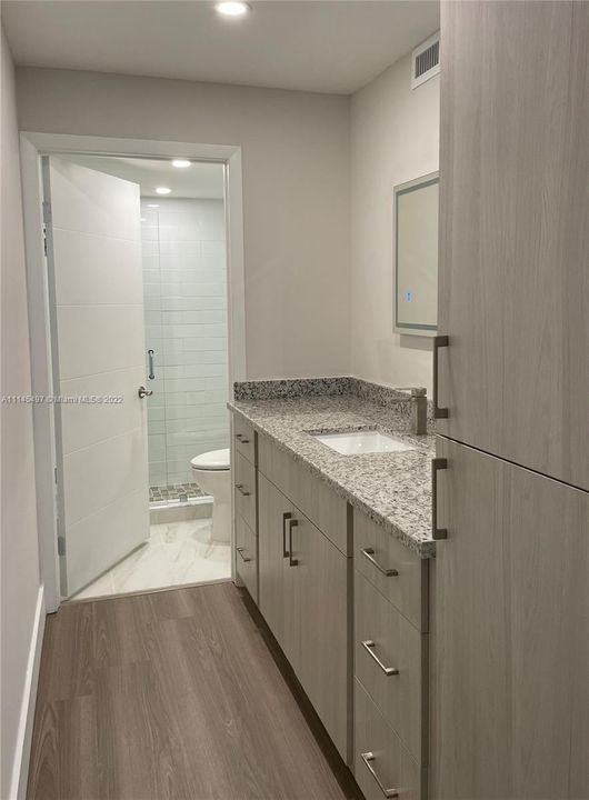 Recently Rented: $1,600 (1 beds, 1 baths, 787 Square Feet)