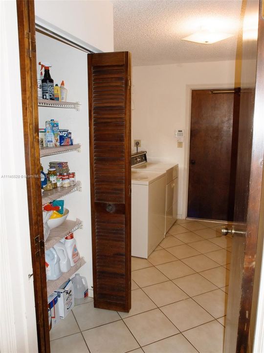 Vendido Recientemente: $870,000 (4 camas, 2 baños, 2312 Pies cuadrados)