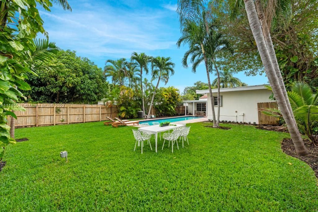 Recently Sold: $2,500,000 (4 beds, 3 baths, 1987 Square Feet)