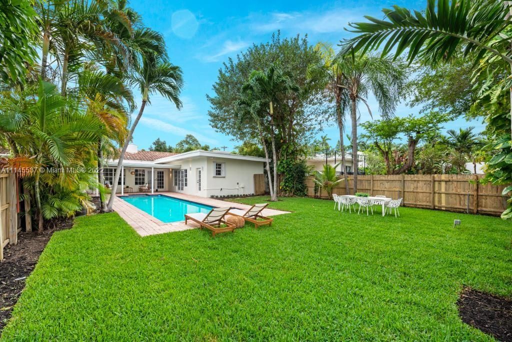 Recently Sold: $2,500,000 (4 beds, 3 baths, 1987 Square Feet)