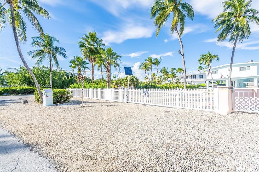 Recently Sold: $2,499,000 (3 beds, 3 baths, 1332 Square Feet)