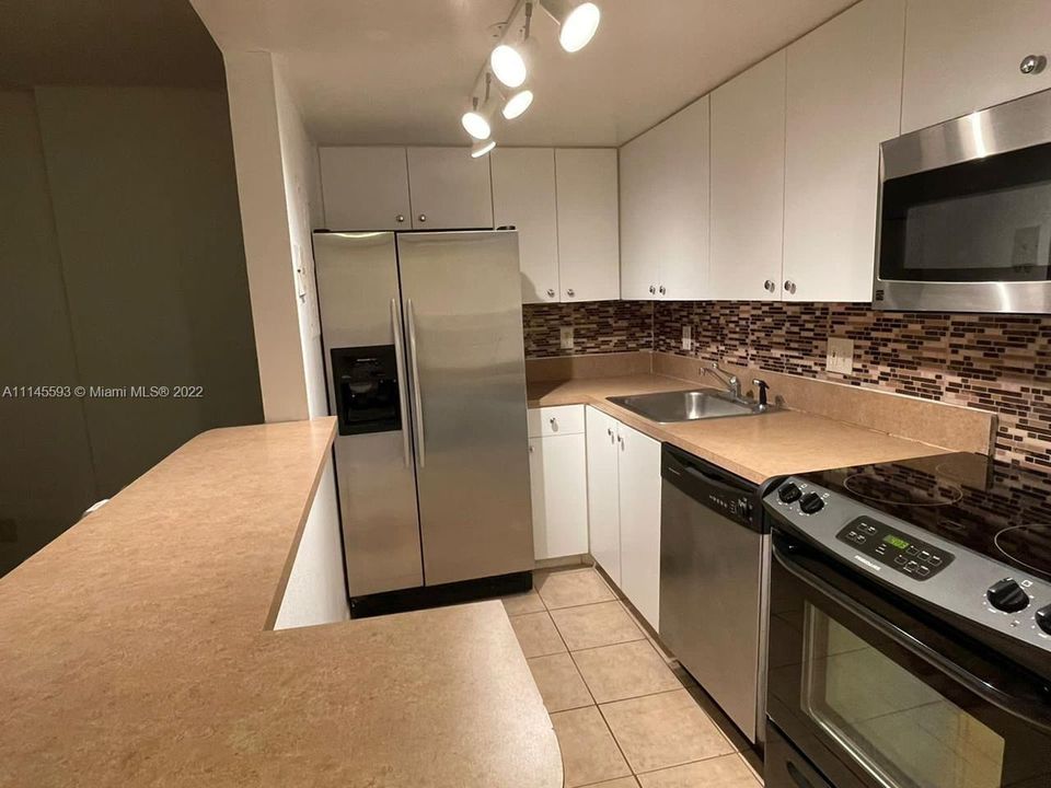 Recently Rented: $2,600 (1 beds, 1 baths, 671 Square Feet)