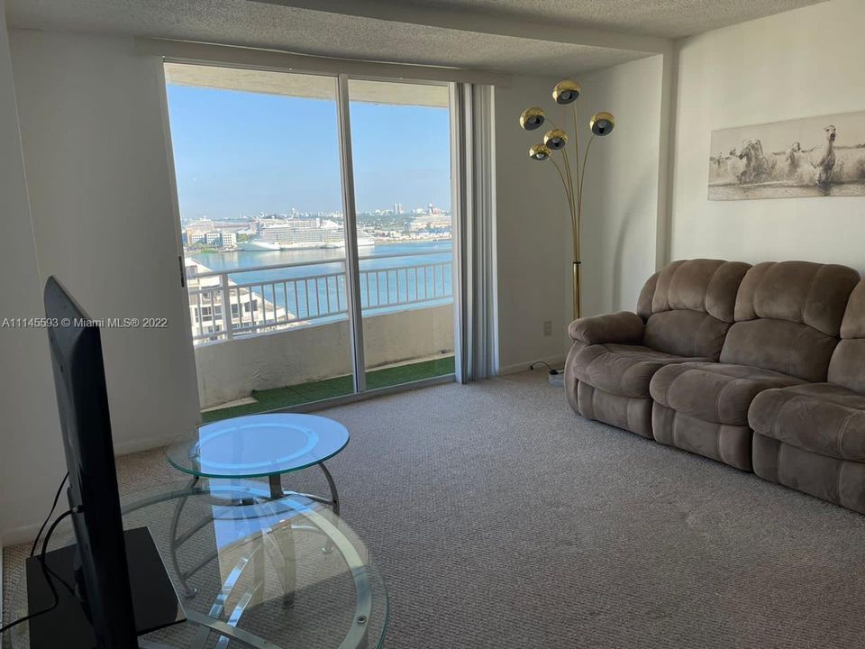 Recently Rented: $2,600 (1 beds, 1 baths, 671 Square Feet)