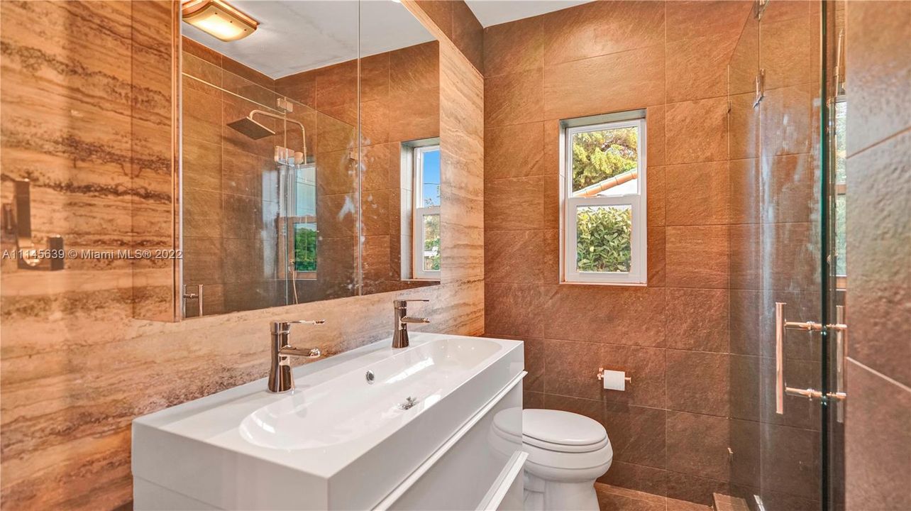 最近售出: $669,000 (3 贝兹, 1 浴室, 1319 平方英尺)