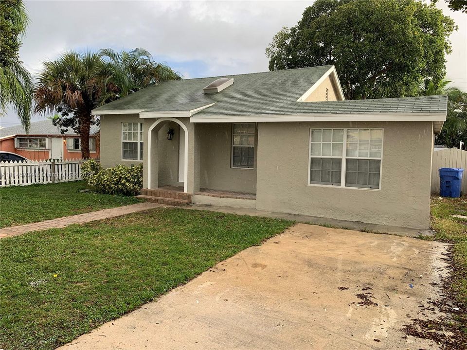 Recently Rented: $2,550 (3 beds, 2 baths, 970 Square Feet)