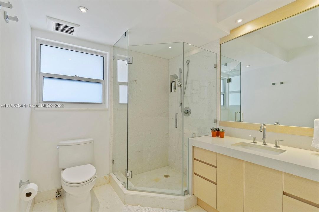 最近售出: $1,185,000 (2 贝兹, 2 浴室, 1350 平方英尺)