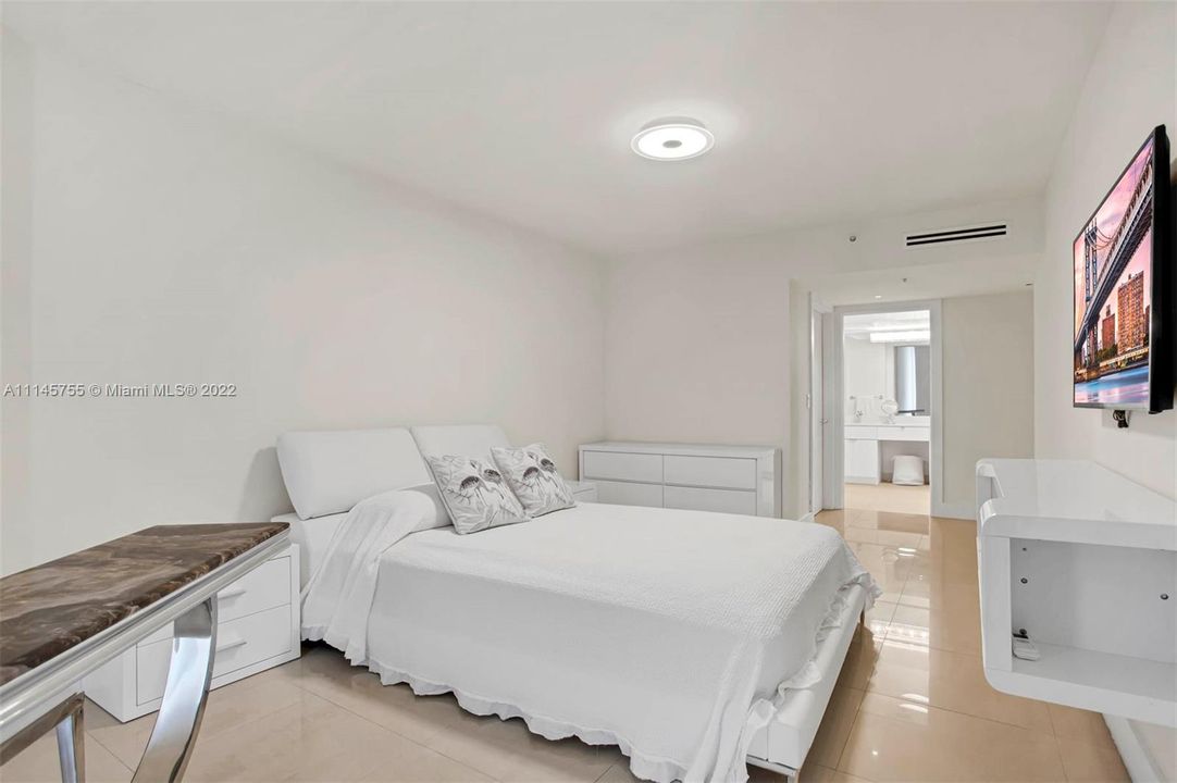Recently Sold: $1,300,000 (2 beds, 2 baths, 1400 Square Feet)
