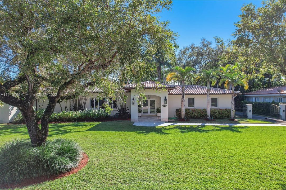 Recently Sold: $2,495,000 (3 beds, 3 baths, 2870 Square Feet)