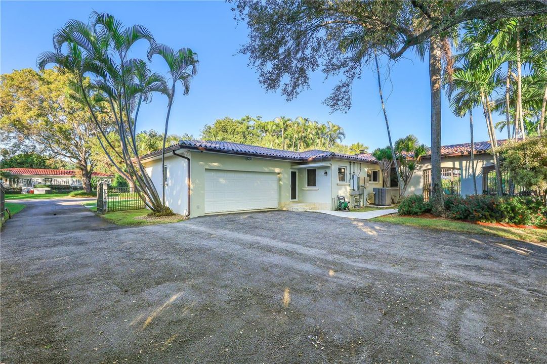 Recently Sold: $2,495,000 (3 beds, 3 baths, 2870 Square Feet)