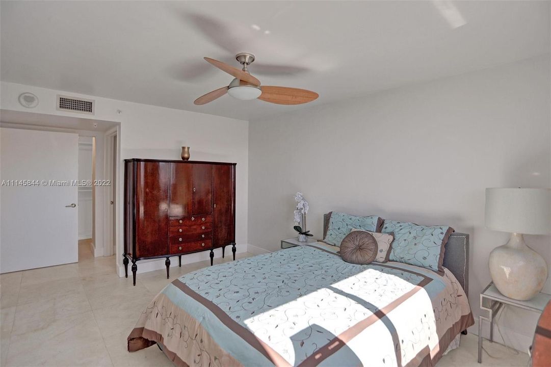Recently Sold: $450,000 (1 beds, 2 baths, 820 Square Feet)