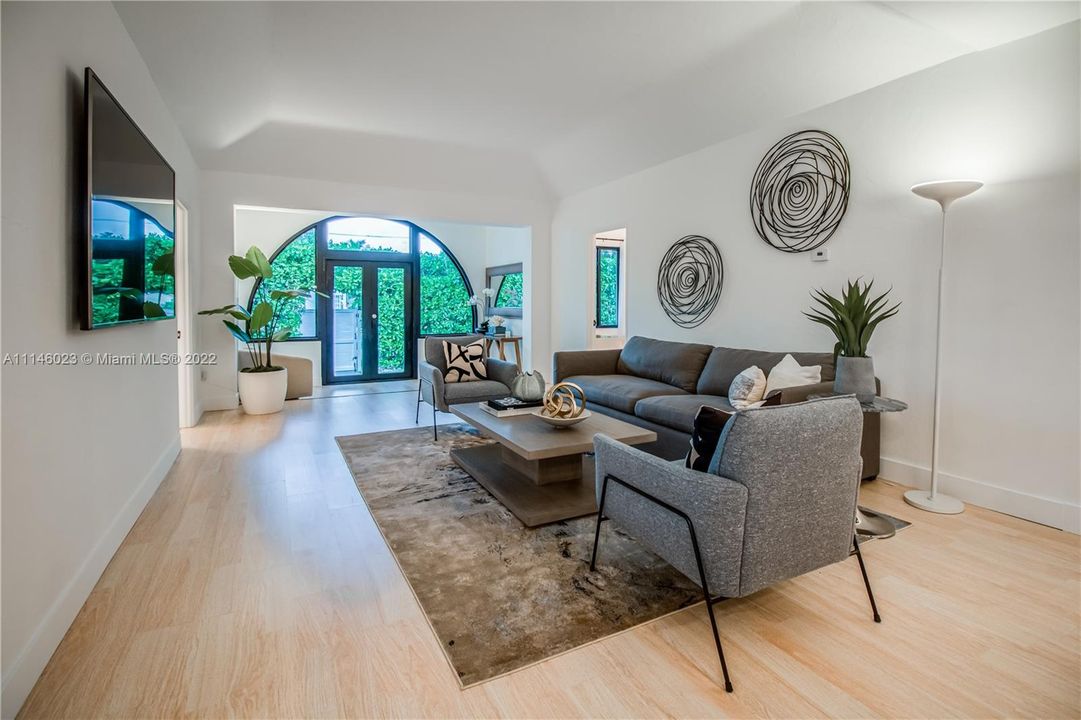 Recently Sold: $1,400,000 (5 beds, 4 baths, 2335 Square Feet)