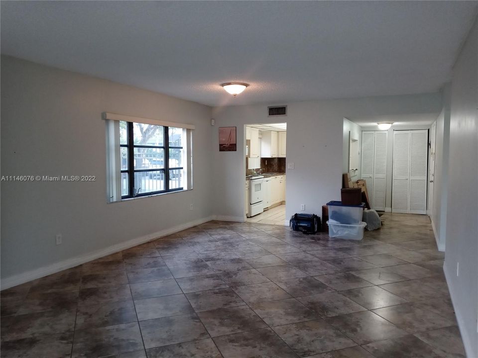 Recently Rented: $1,400 (1 beds, 1 baths, 981 Square Feet)