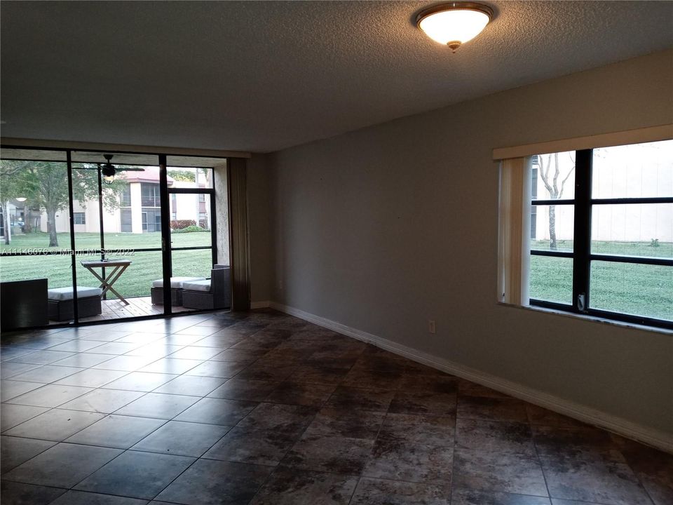 Recently Rented: $1,400 (1 beds, 1 baths, 981 Square Feet)