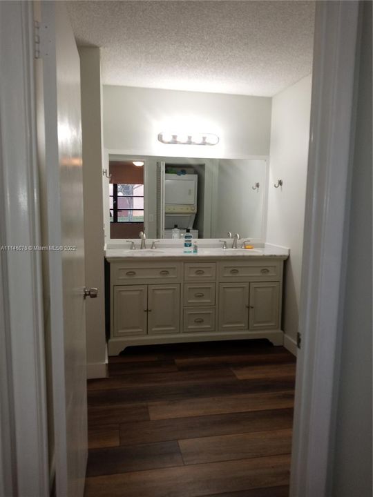 Recently Rented: $1,400 (1 beds, 1 baths, 981 Square Feet)