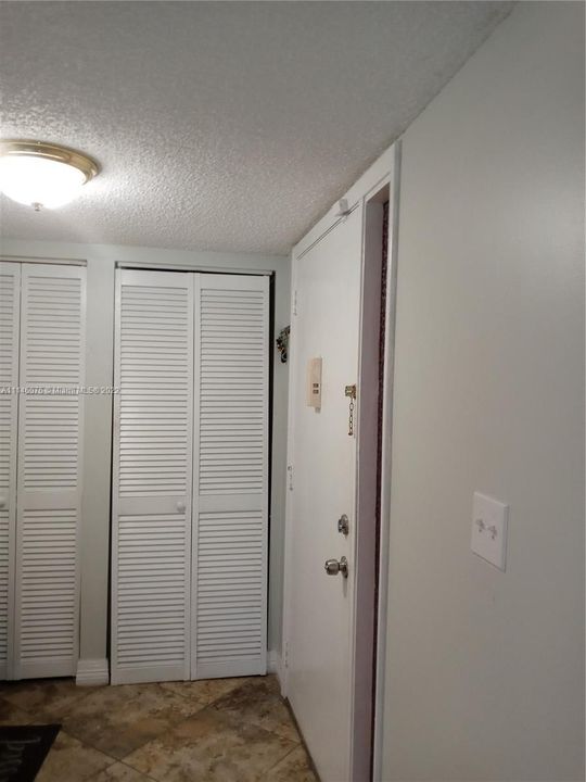 Recently Rented: $1,400 (1 beds, 1 baths, 981 Square Feet)