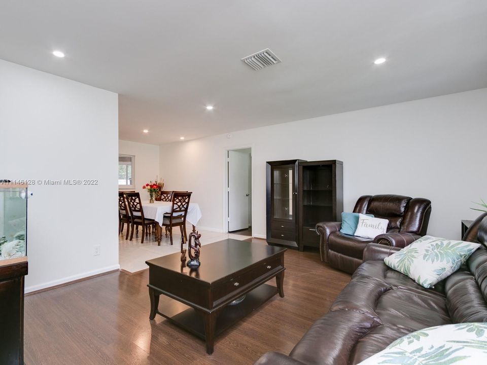 Recently Sold: $475,000 (3 beds, 2 baths, 1591 Square Feet)