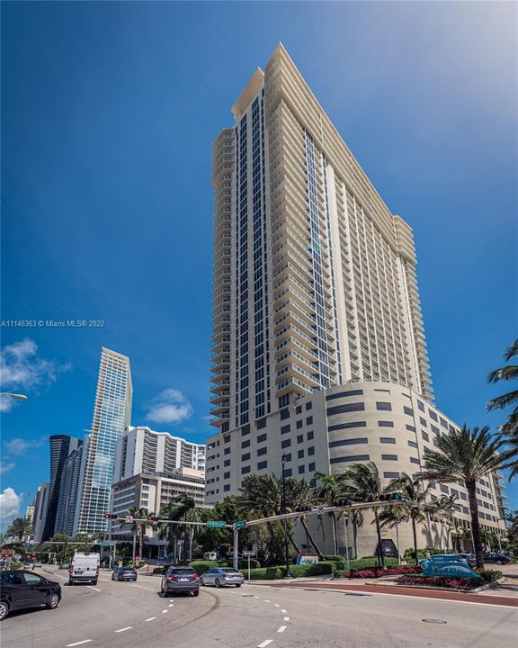 Recently Sold: $1,099,000 (3 beds, 2 baths, 1637 Square Feet)