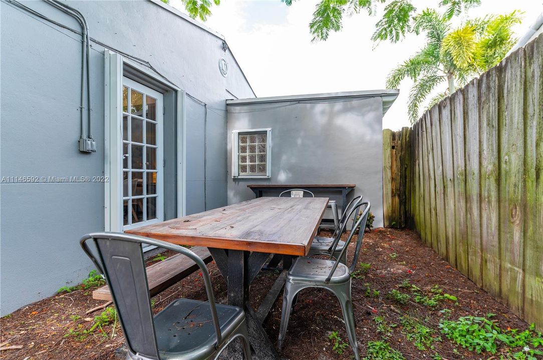 Recently Sold: $500,000 (3 beds, 1 baths, 870 Square Feet)