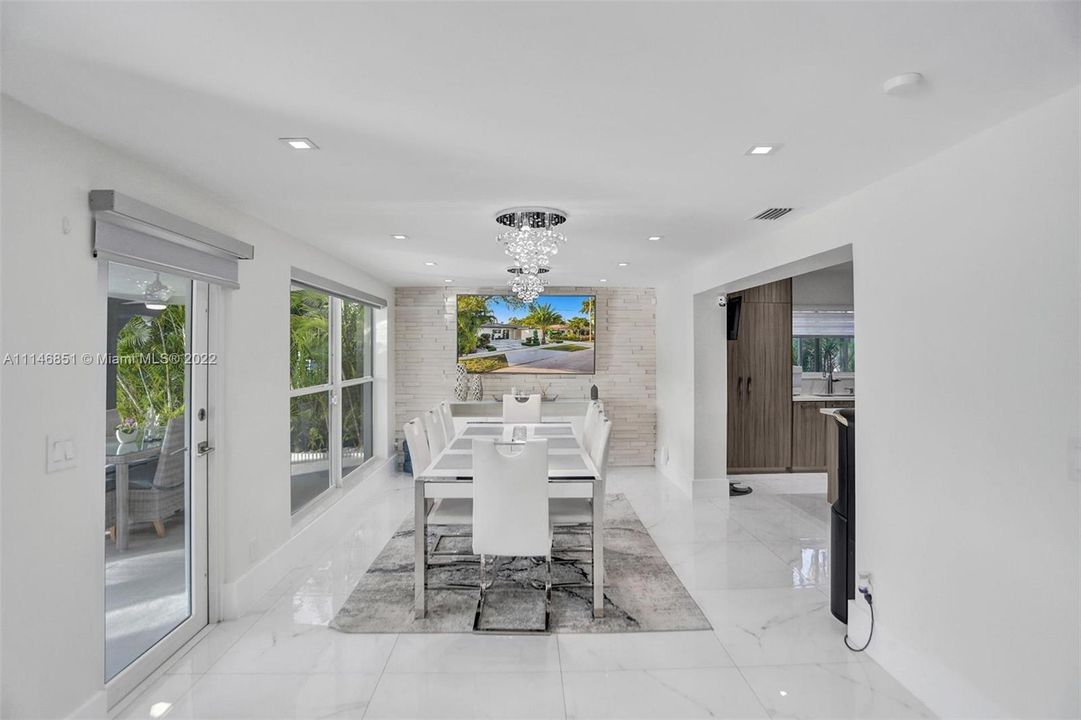 Recently Sold: $3,499,000 (5 beds, 4 baths, 3703 Square Feet)
