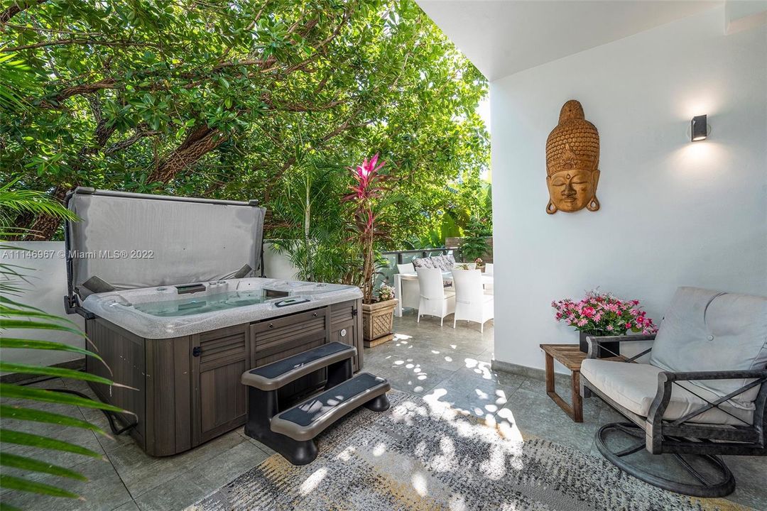 Recently Sold: $3,800,000 (3 beds, 3 baths, 1866 Square Feet)