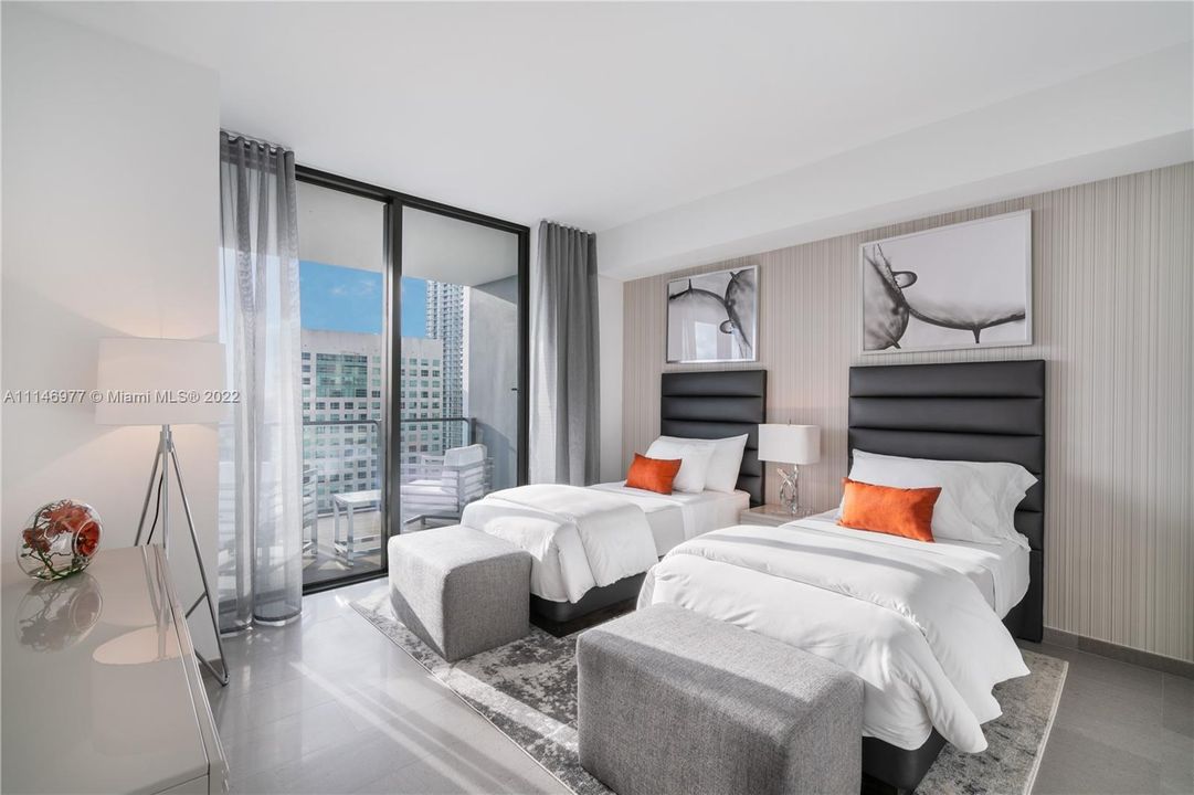 Recently Sold: $1,022,000 (2 beds, 2 baths, 1370 Square Feet)