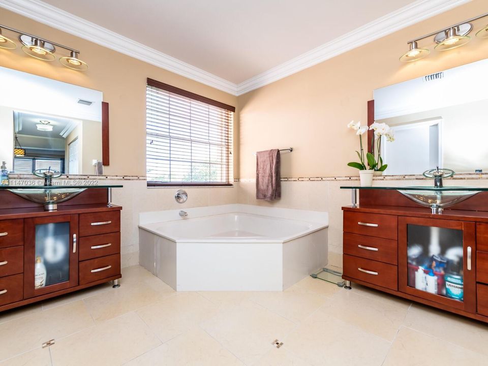 Недавно продано: $599,900 (4 спален, 2 ванн, 2383 Квадратных фут)