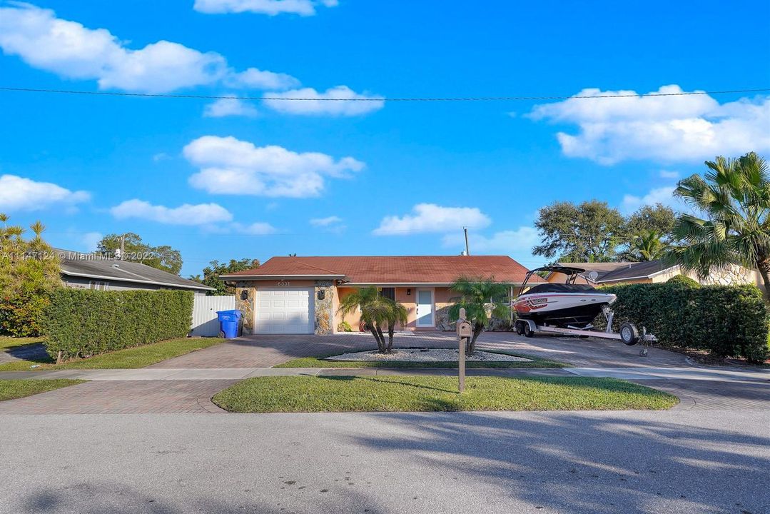 Recently Sold: $460,000 (3 beds, 2 baths, 1702 Square Feet)