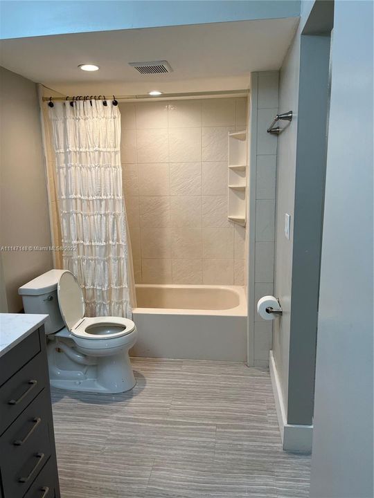 SPACIOUS BATHROOM