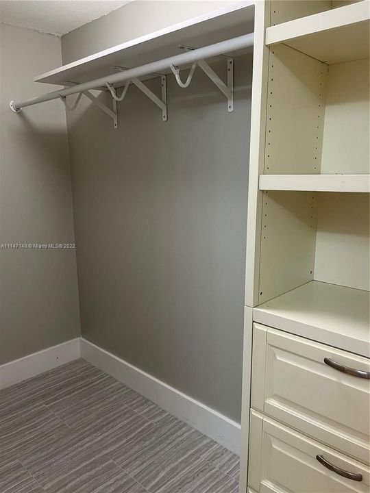 WALK IN CLOSET