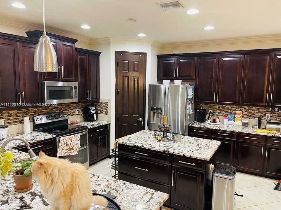 Recently Rented: $3,000 (3 beds, 2 baths, 2581 Square Feet)
