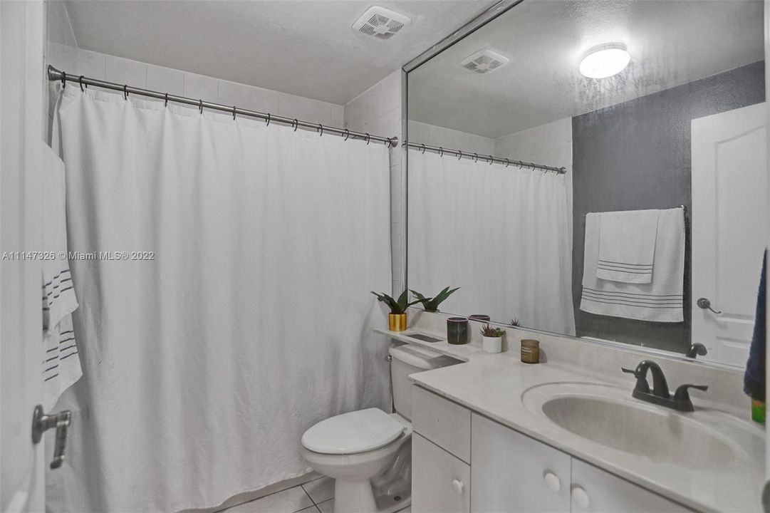 最近售出: $300,000 (3 贝兹, 2 浴室, 1245 平方英尺)