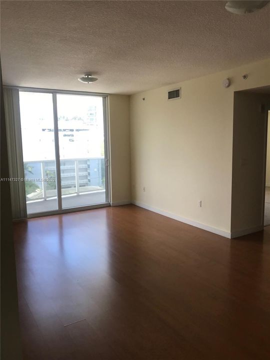 Recently Sold: $355,000 (1 beds, 1 baths, 663 Square Feet)