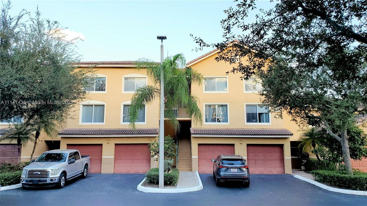 Vendido Recientemente: $359,900 (3 camas, 2 baños, 1144 Pies cuadrados)