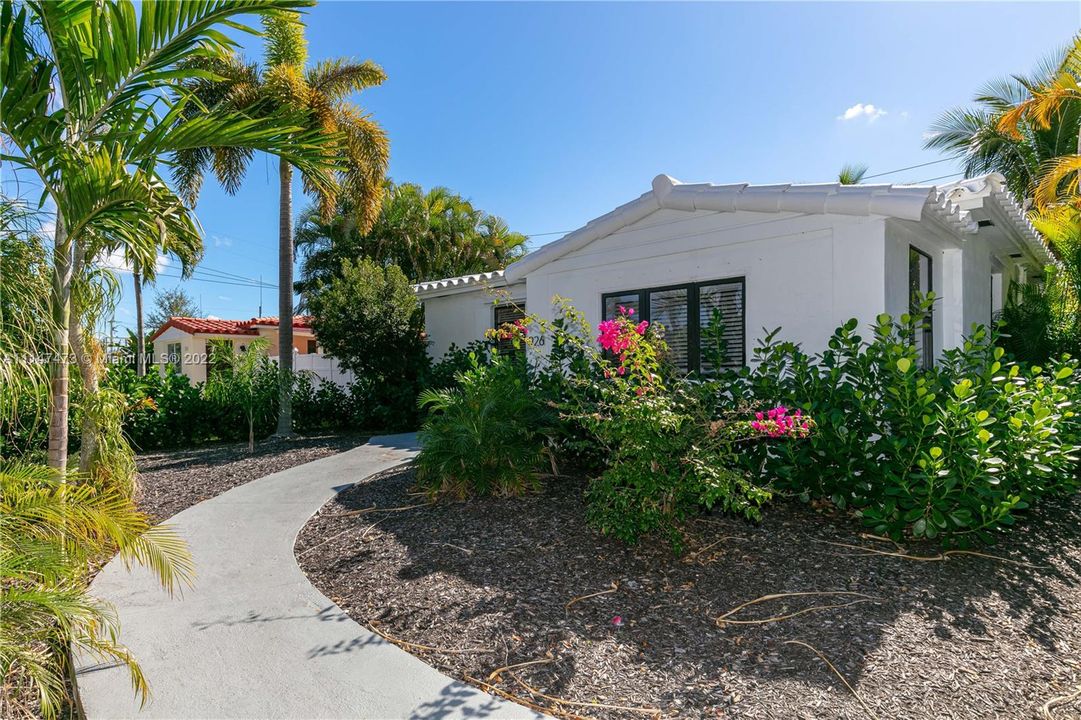 Recently Sold: $499,500 (2 beds, 1 baths, 878 Square Feet)