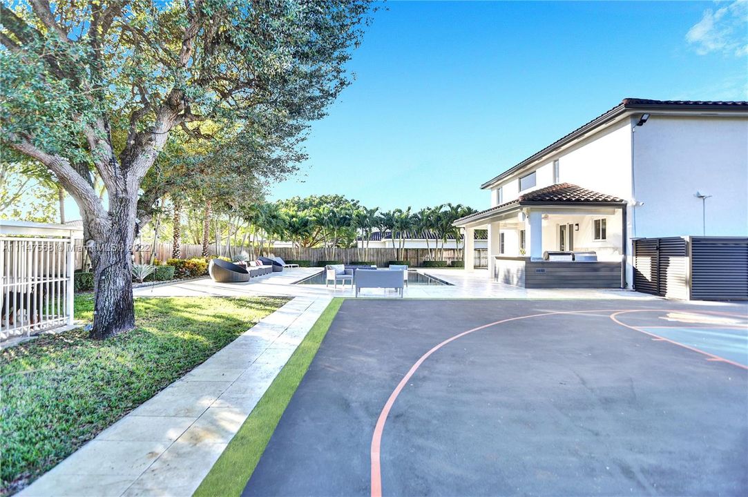 Recently Sold: $989,000 (5 beds, 3 baths, 3116 Square Feet)