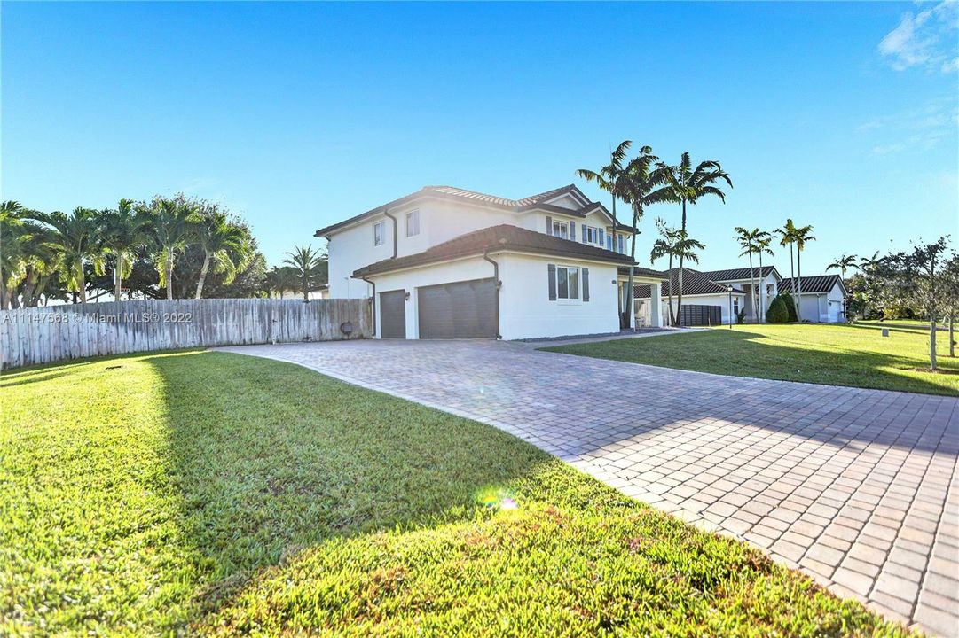 Recently Sold: $989,000 (5 beds, 3 baths, 3116 Square Feet)