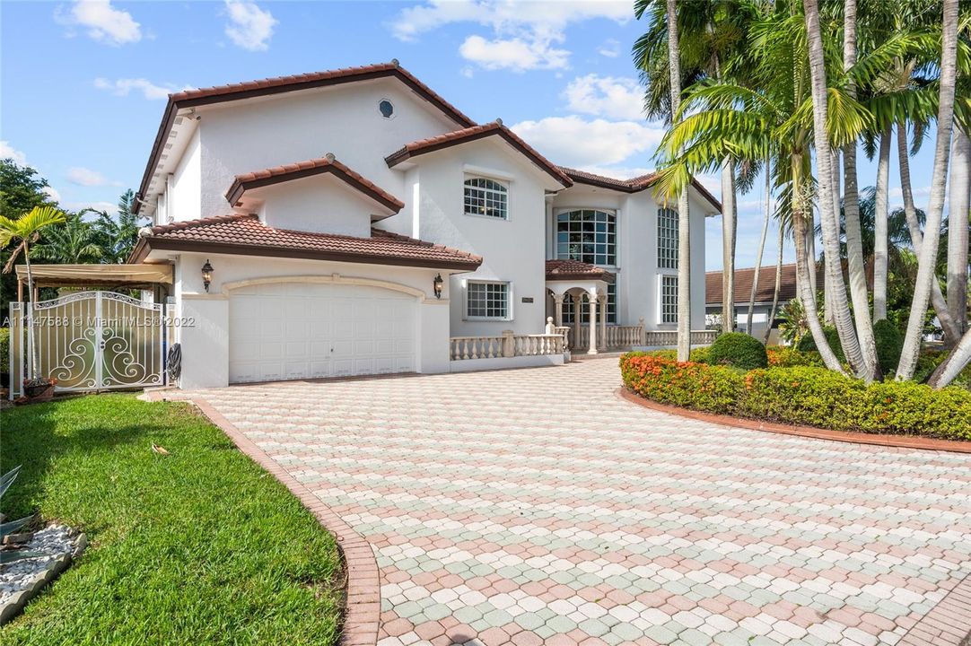 Recently Sold: $1,300,000 (4 beds, 5 baths, 4853 Square Feet)