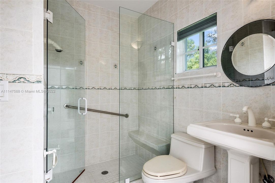 最近售出: $1,300,000 (4 贝兹, 5 浴室, 4853 平方英尺)