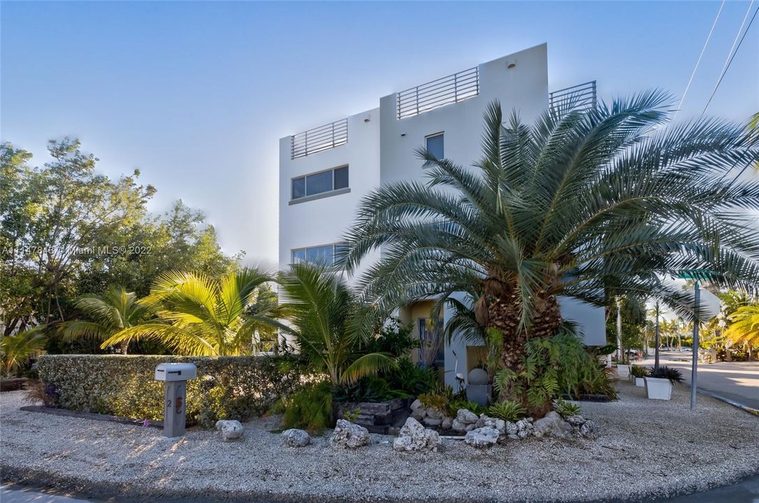 Recently Sold: $1,599,000 (4 beds, 4 baths, 2464 Square Feet)