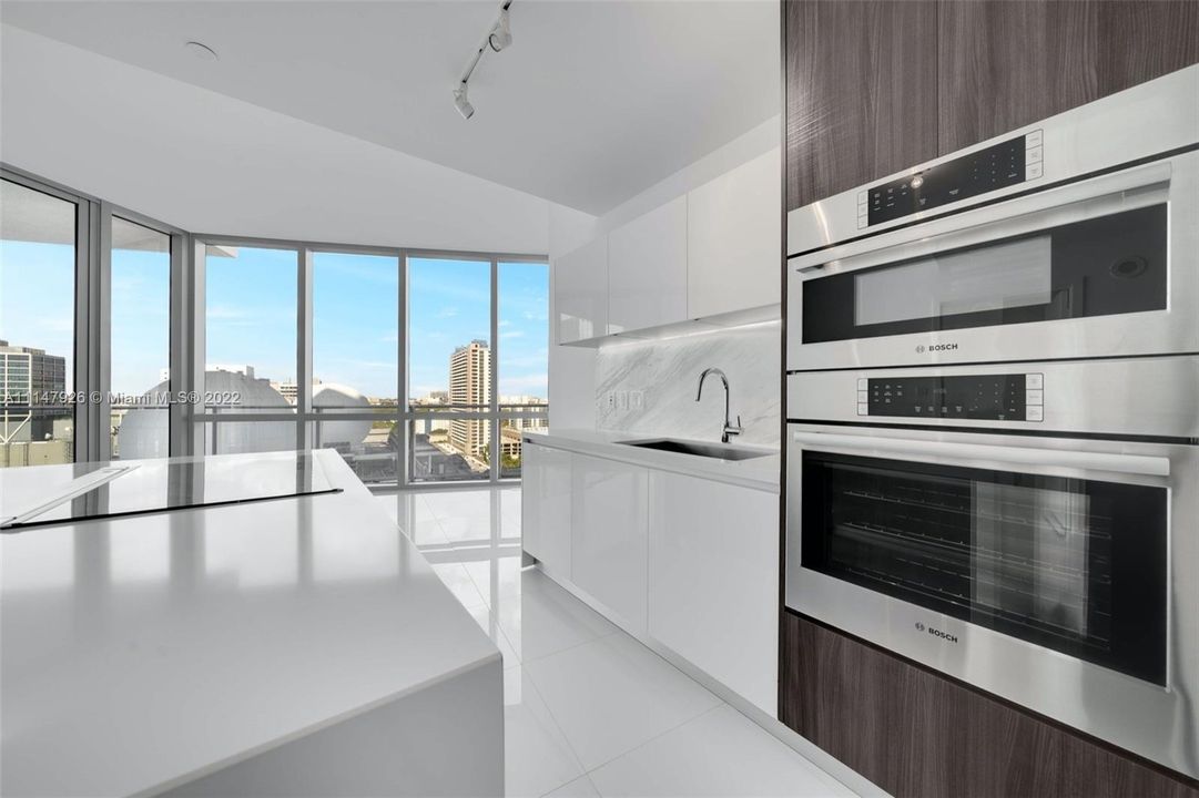 Recently Sold: $650,000 (1 beds, 2 baths, 1185 Square Feet)