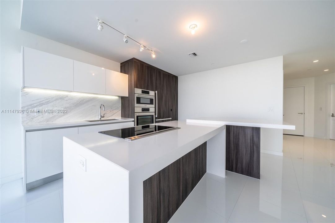 Recently Sold: $650,000 (1 beds, 2 baths, 1185 Square Feet)