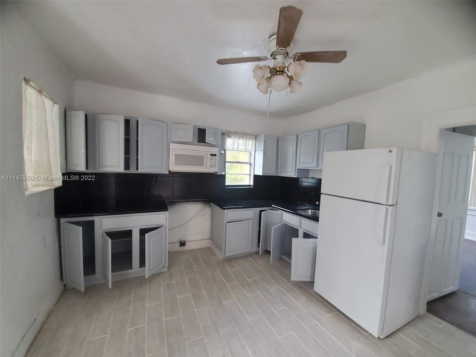 Recently Rented: $2,250 (4 beds, 2 baths, 2276 Square Feet)