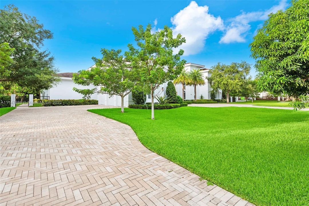 Recently Sold: $6,685,000 (5 beds, 6 baths, 8226 Square Feet)